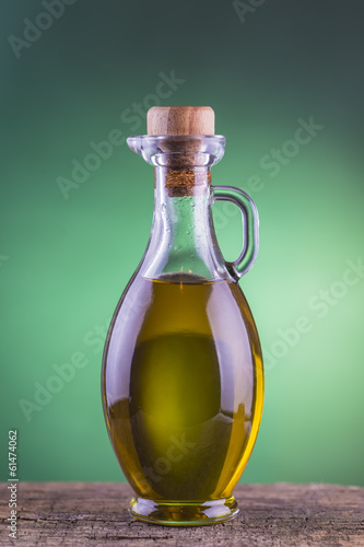 Aceite de oliva virgen extra en jarra de cristal