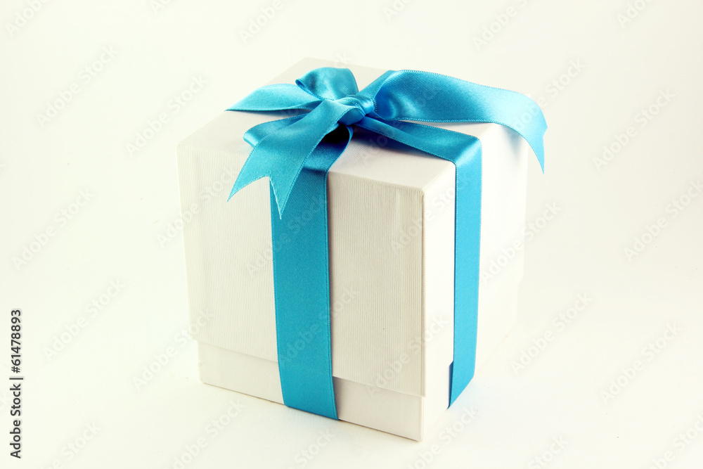 Pacchetto regalo con nastro azzurro
