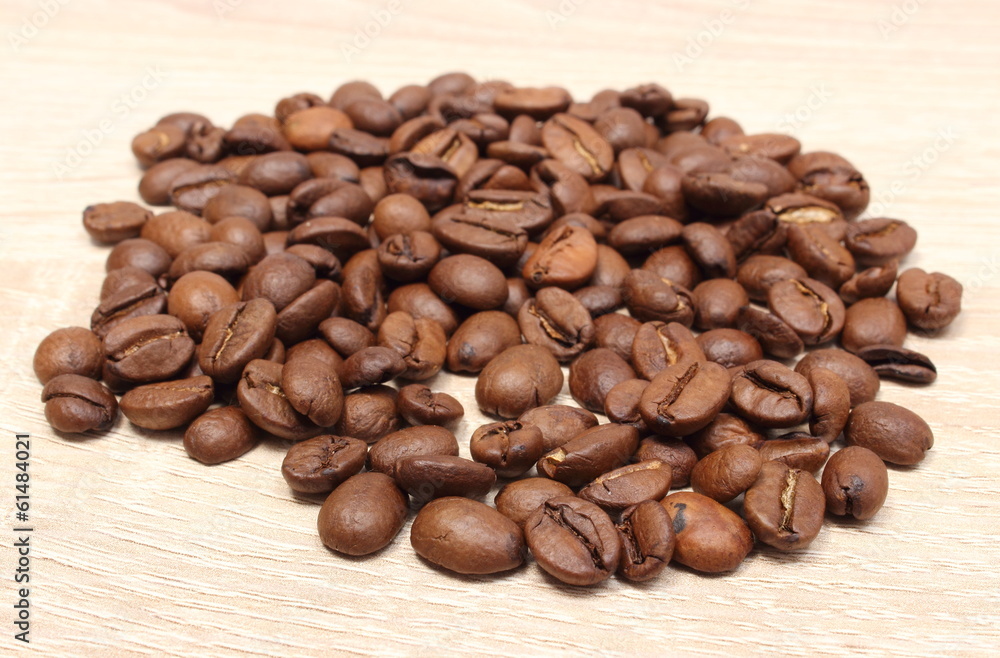 Obraz premium Heap of coffee on wooden background