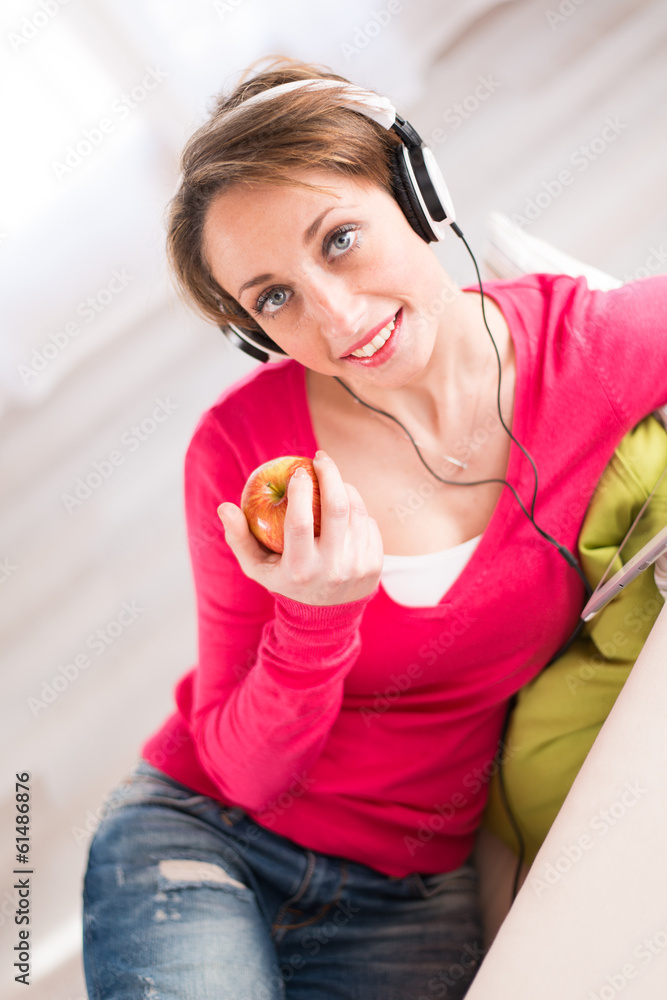 Naklejka premium cheerful young women at home