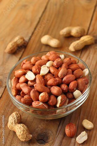 Raw peanuts or groundnuts