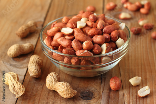 Raw peanuts or arachis