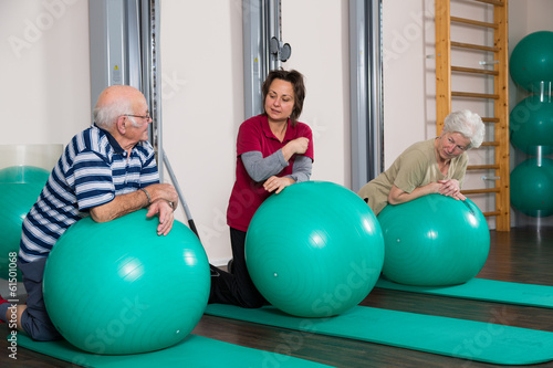 Physiotherapeutin erklärt Senioren die Übung
