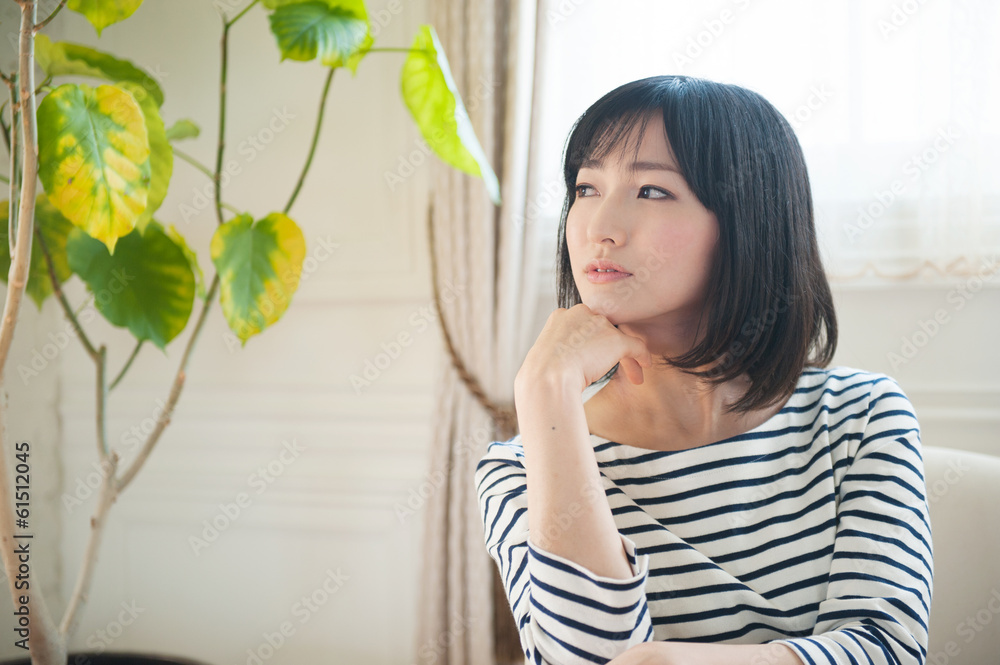 椅子に座る女性