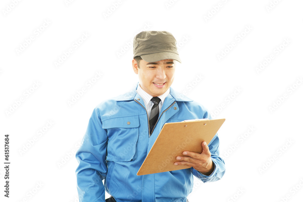 荷物を運ぶ笑顔の男性