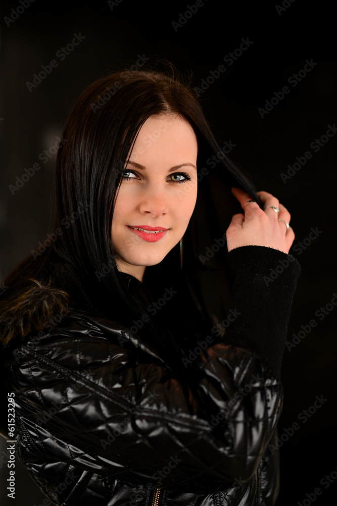 Portrait de jeune fille brune isolé sur un fond noir. Portrait de jeune fille brune isolé sur un fond noir.