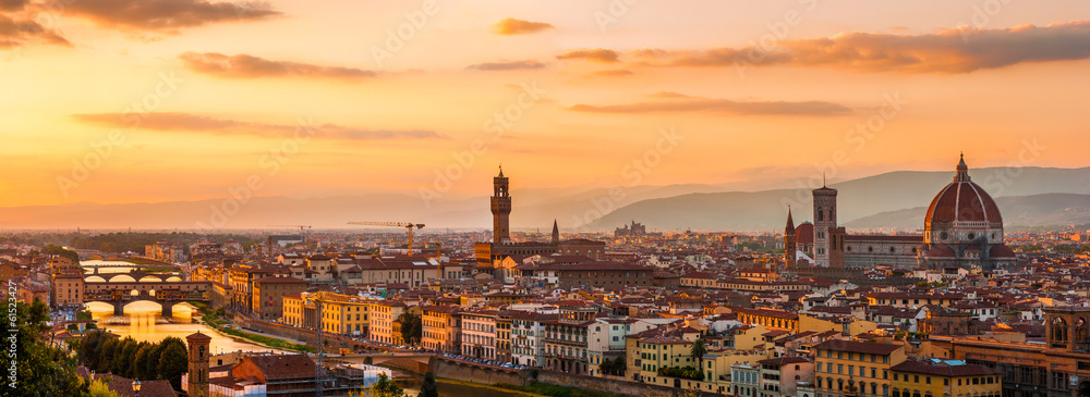 Fototapeta premium Panoramiczny widok Florencja miasto podczas złotego zmierzchu