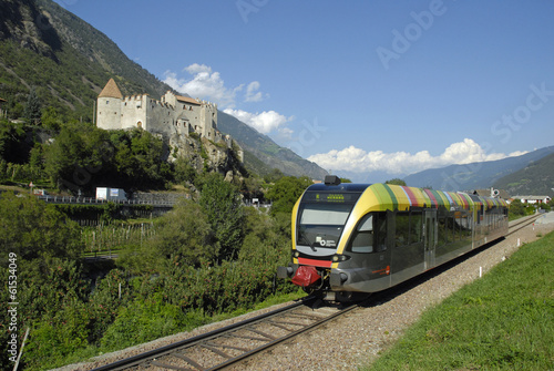 Zug der Vinschgerbahn vor Schloss Kastelbell