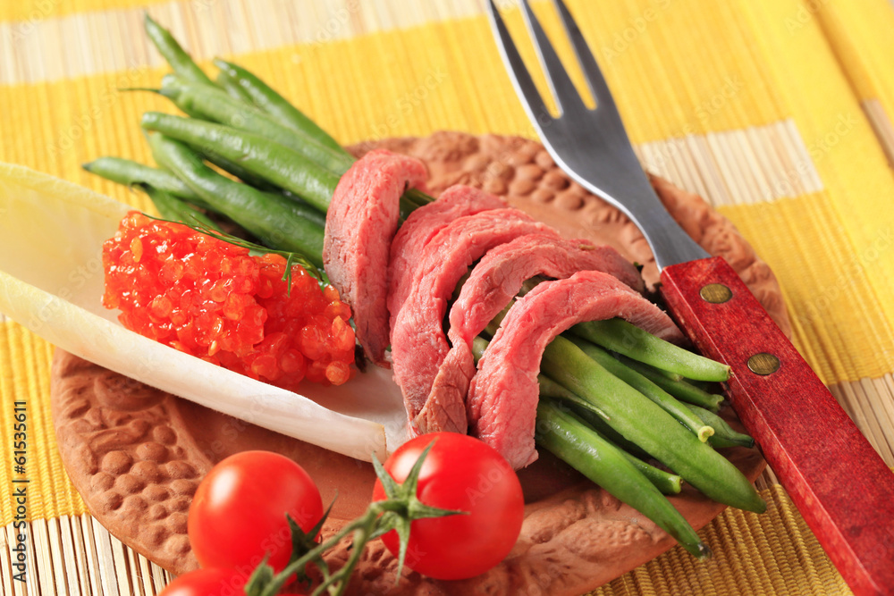 Strips of roast beef  with string beans