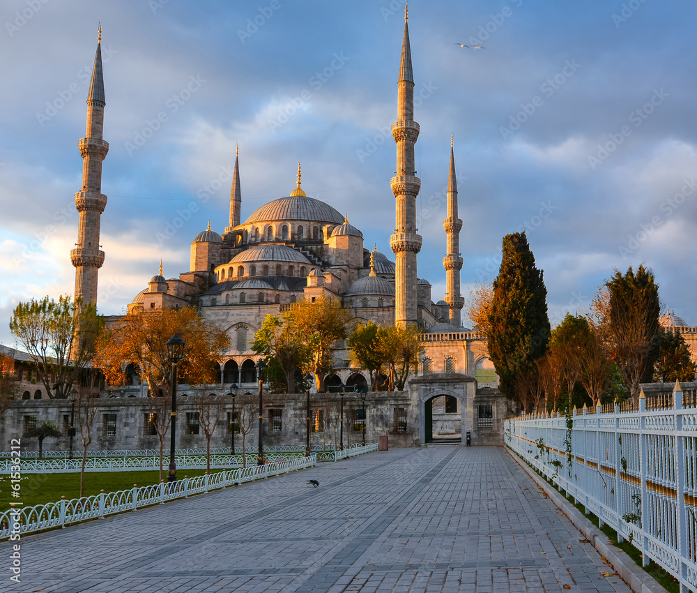Blue Mosque, Istambul into sunrise lights