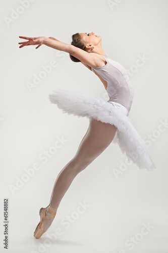 Fotografia Young ballerina dancer in tutu performing on pointes