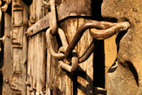Łańcuch starej drewnianej bramy