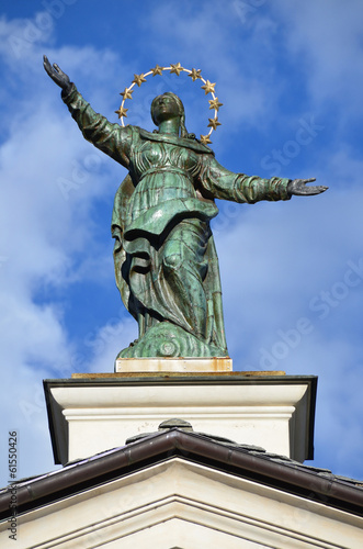 Италия, город Аоста. Кафедральный собор, скульптура на крыше