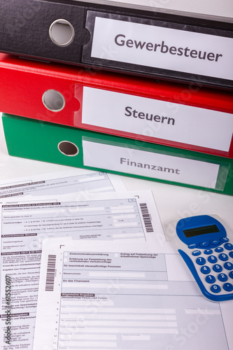 Steuer Ordner mit Vordrucken im Büro photo