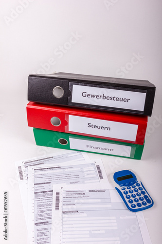 Gewerbesteuer, Finanzamt, Ordner mit Ablage und Vordruck