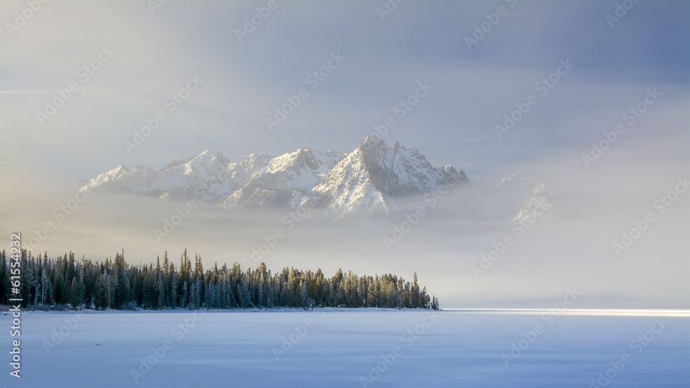 Naklejka premium Idaho mountain lake with snow and fog in winter