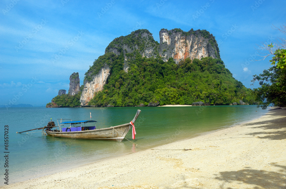 Obraz premium Longtail boat on beautiful tropical beach, Krabi, Thailand
