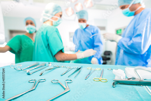 Chirurgen operieren in OP-Saal an Patienten photo