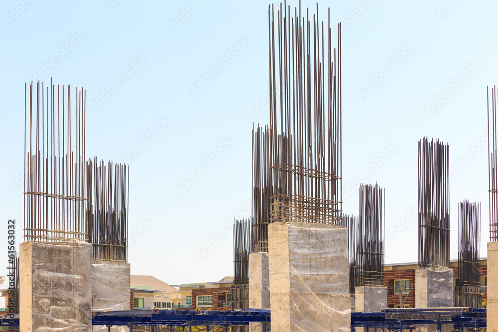Obraz premium building cement pillar in construction site with blue sky