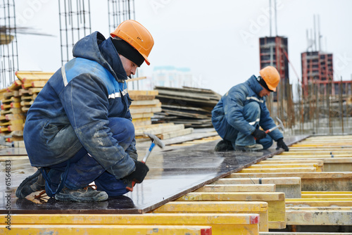 Schilderij op canvas construction worker preparing formwork