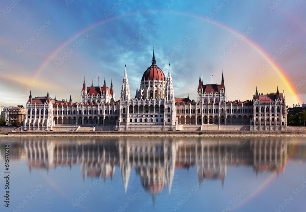 Naklejka premium Budapeszt - Parlament. Z refleksją nad Dunajem