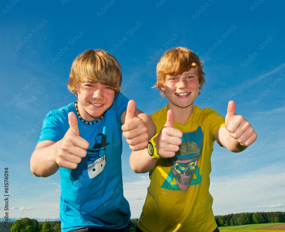 Zwei Kinder mit Daumen hoch Stock Photo | Adobe Stock
