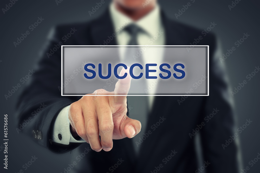 Obraz premium Businessman push to Success button on virtual screen