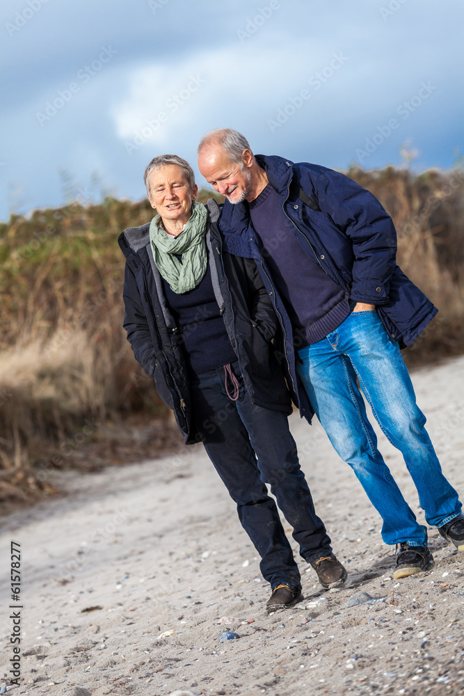 älteres erwachsenes glückliches paar spaziert am strand