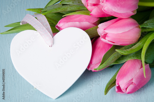 weißes Herz vor pinken Tulpen