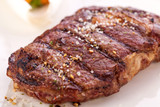 Saftig gegrillte Rinderfilet Steak mit hausgemachter Kräuterbut