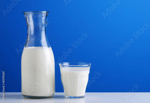 caraffa di latte fresco sullo sfondo azzurro photo