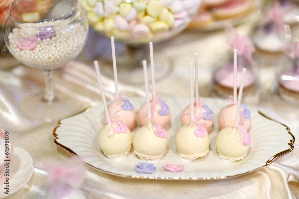 Wedding cake pops in pink and purple Wedding cake pops in pink and purple