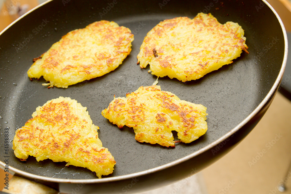 Karoffelpuffer in der Pfanne Karoffelpuffer in der Pfanne