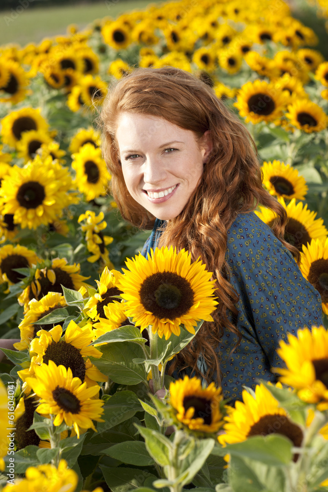 Glückliche Frau im Sonnenblumenfeld - woman in sunflower field Glückliche Frau im Sonnenblumenfeld - woman in sunflower field