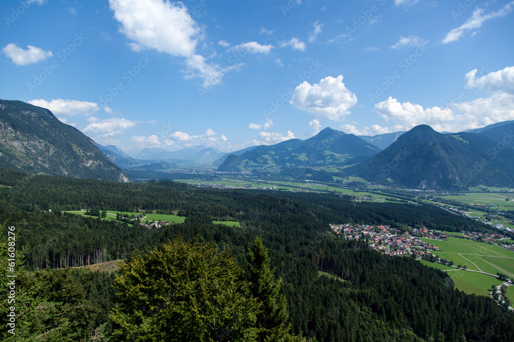 Berge und grüne Täler in den Alpen