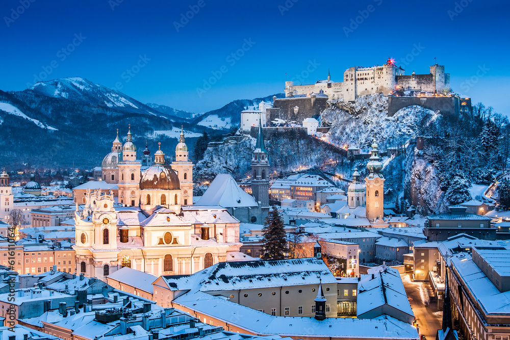 Naklejka premium Historyczne miasto Salzburg zimą, Salzburger Land, Austria