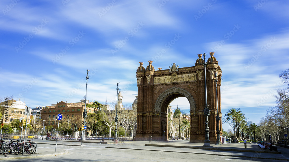 Fototapeta premium Arc de Triomphe in Barcelona on a sunny day