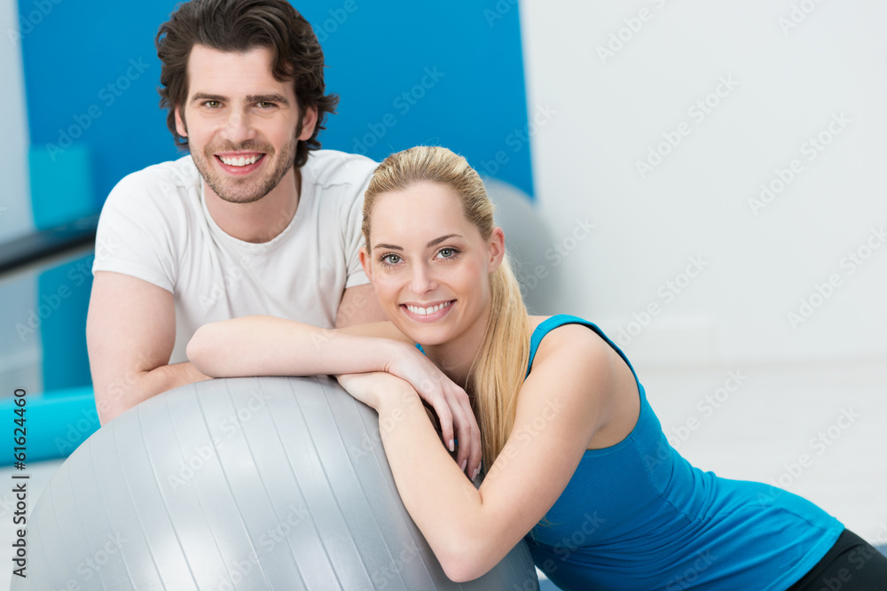 glückliches junges paar im fitnesscenter glückliches junges paar im fitnesscenter