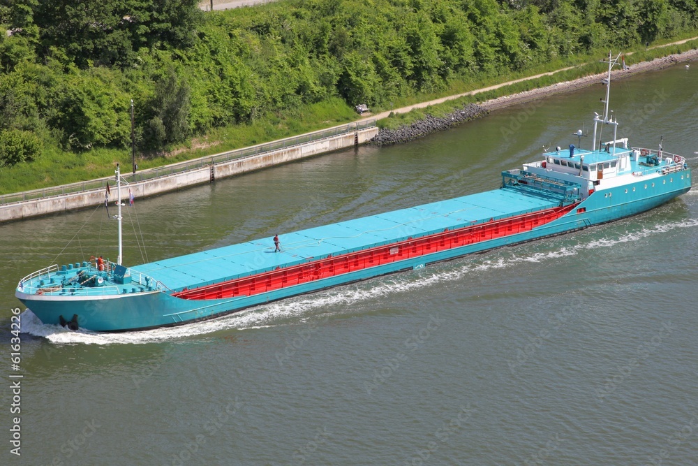Fototapeta premium Frachtschiff aus der Vogelperspektive