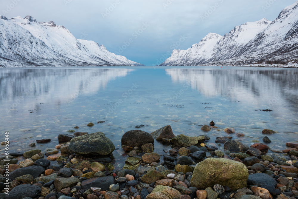 Obraz premium Reflection of the mountain at Ersfjordbotn, Norway.