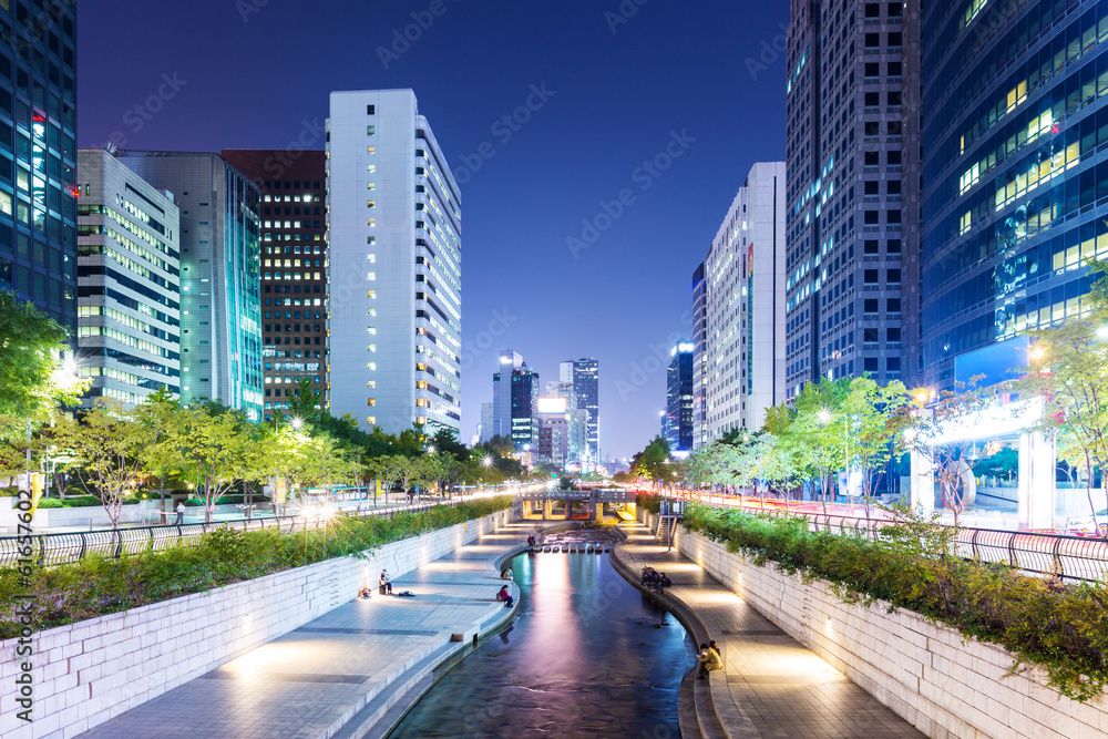 Fototapeta premium Cheonggyecheon w mieście Seul