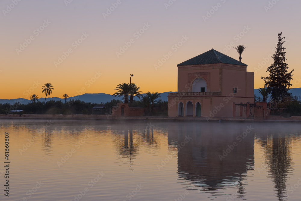 Obraz premium Menara Gardens in Marrakesh at dawn