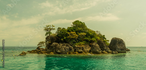 необитаемый остров в океане photo