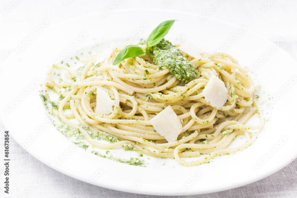 Spaghetti with green pesto