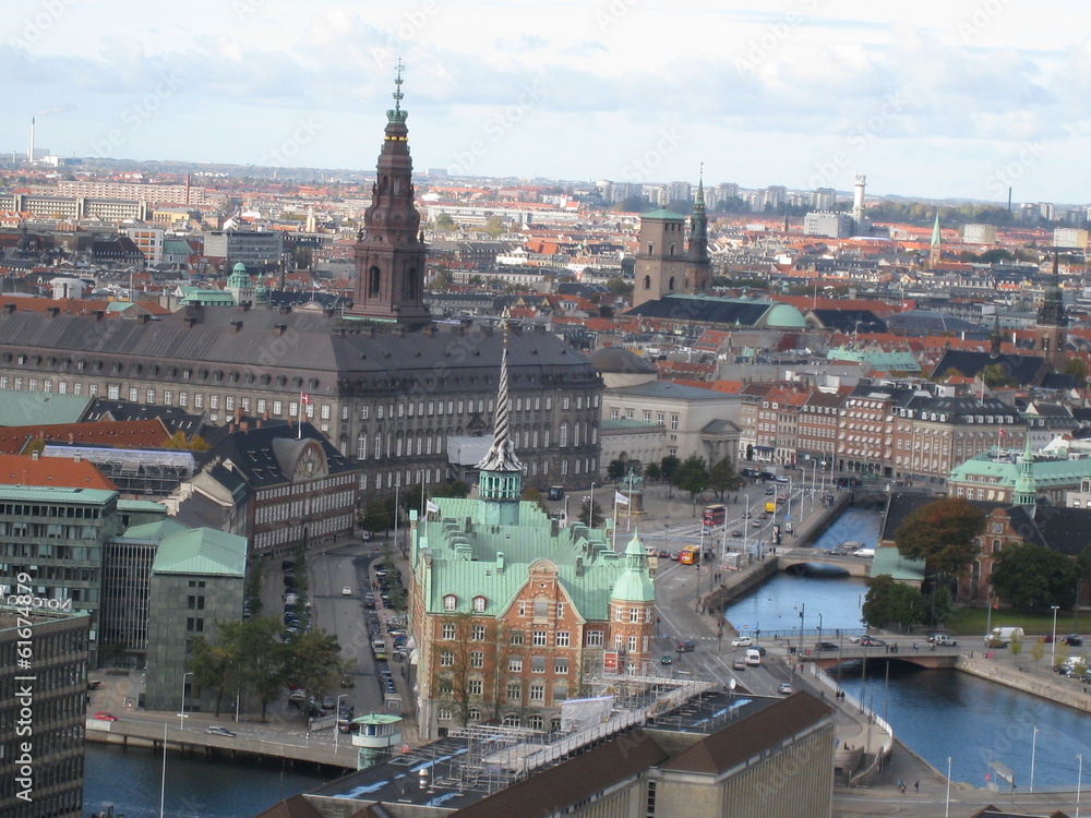 Fototapeta premium Kopenhagen Blick auf Børsen und Christiansborg Slot