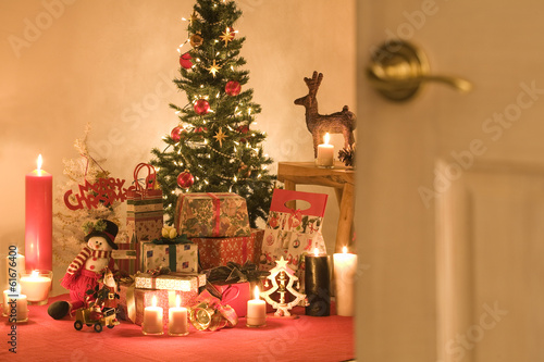 Christmas tree and presents in a room © TAGSTOCK2