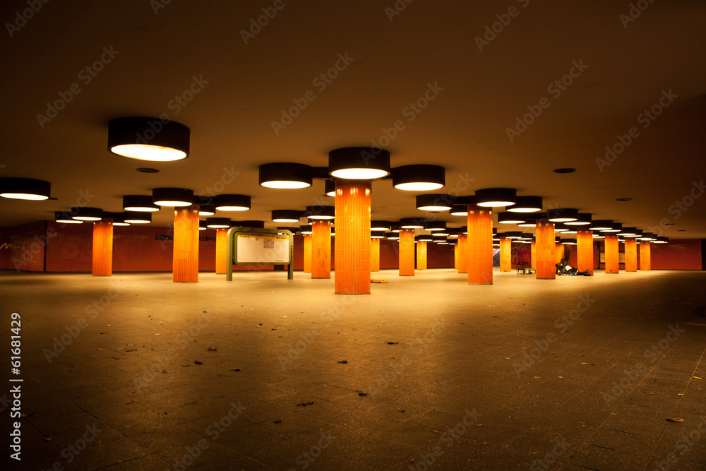 Tiefgarage mit Säulen und Beleuchtung Stock Photo | Adobe Stock