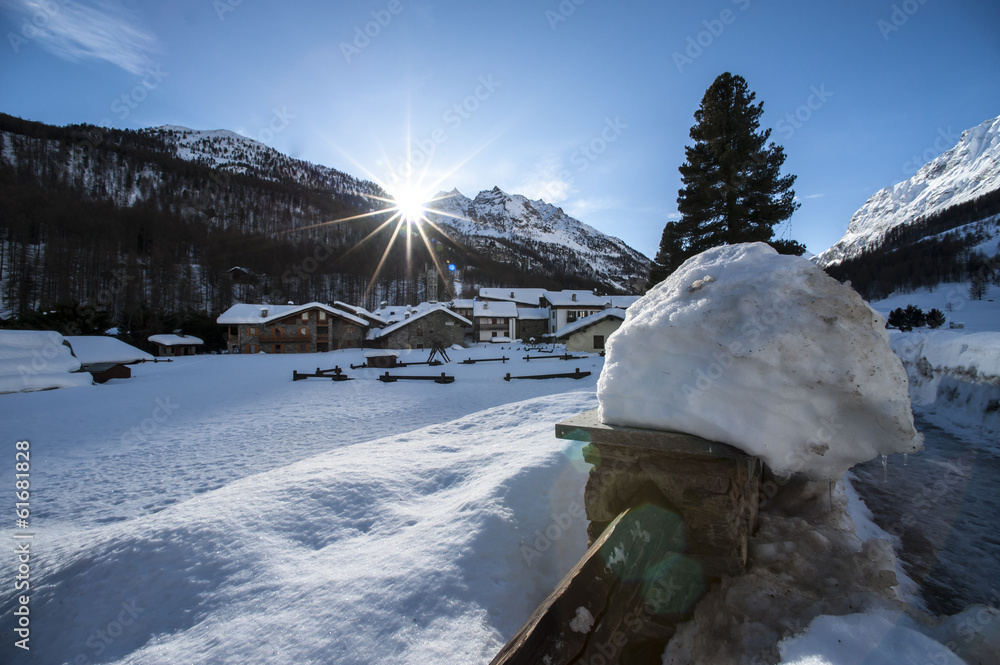 Obraz premium winter landscape with cross sun