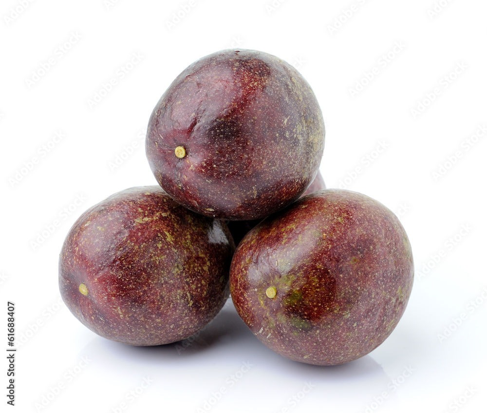 Obraz premium passionfruit isolated on white background