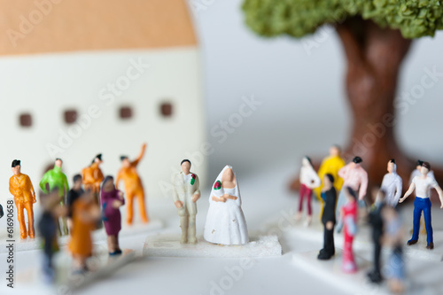 大勢の人に祝福されながら結婚式を挙げる二人